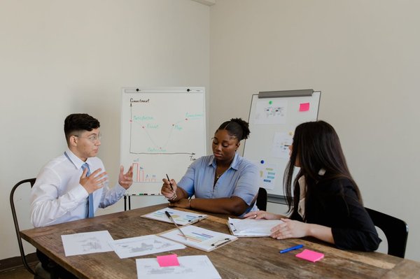 Quels sont les défis de la mise en place d'un système de gestion de contenu (CMS) pour un site multimédia?